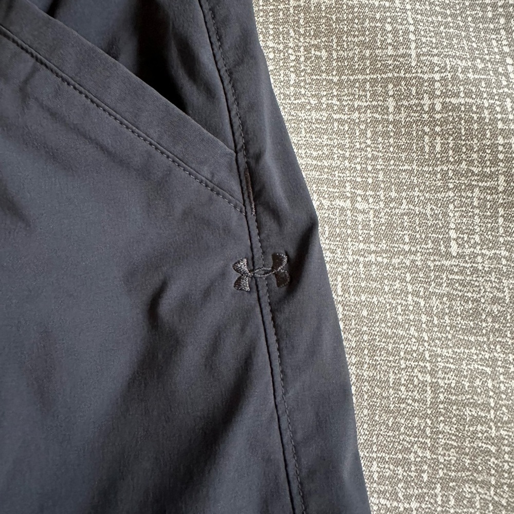 Under Armour Men’s Black Flat Front Lightweight Short Size 34 - Picture 3 of 10